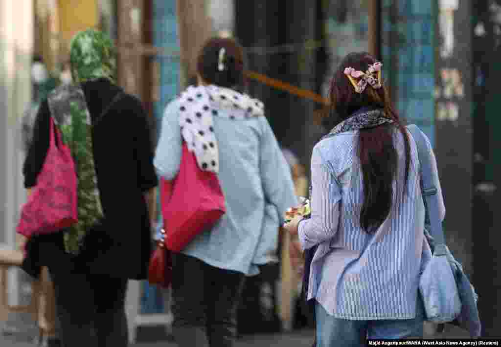 Žene bez marame na glavi u Teheranu 16. jula. Policija za moral bila je prepoznatljiva po kombijima sa zelenom trakom kojima bi se uhapšene osobe privodile u policijsku stanicu. Nedavni snimci iz iranskih gradova pokazuju da službenici ove policije sada patroliraju u neobilježenim bijelim kombijima.