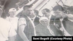 Fotografija Samija Begolija, vlasnika firme "Walker", s bakom u Blacama, Sjeverna Makedonija, 1999. godine
