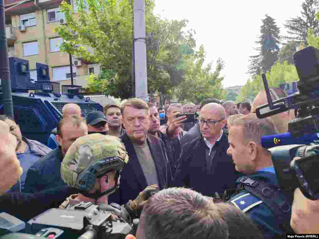 Predsjednik Srpske liste Goran Rakić razgovara sa pripadnicima KFOR-a u Zvečanu. On je zamolio KFOR da ne dozvoli novim predsjednicima opština da uđu u zgrade opština i da povuku pripadnike kosovske policije.