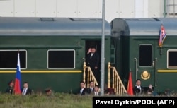 Severnokorejski lider Kim Džong Un odlazi s kosmodroma Vostočni posle razgovora s predsednikom Rusije Vladimirom Putinom, 13. septembar 2023.