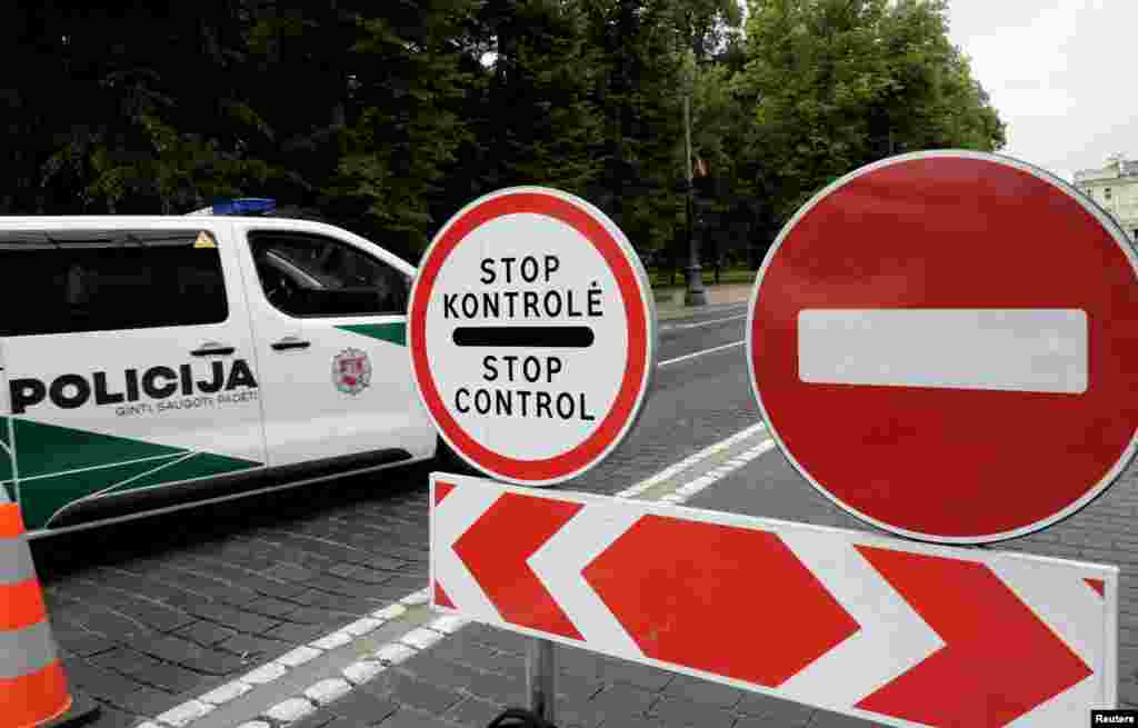 Policijski automobil ulazi u ulicu zatvorenu za saobraćaj u Vilniusu, Litvanija, 10. jula 2023.&nbsp;