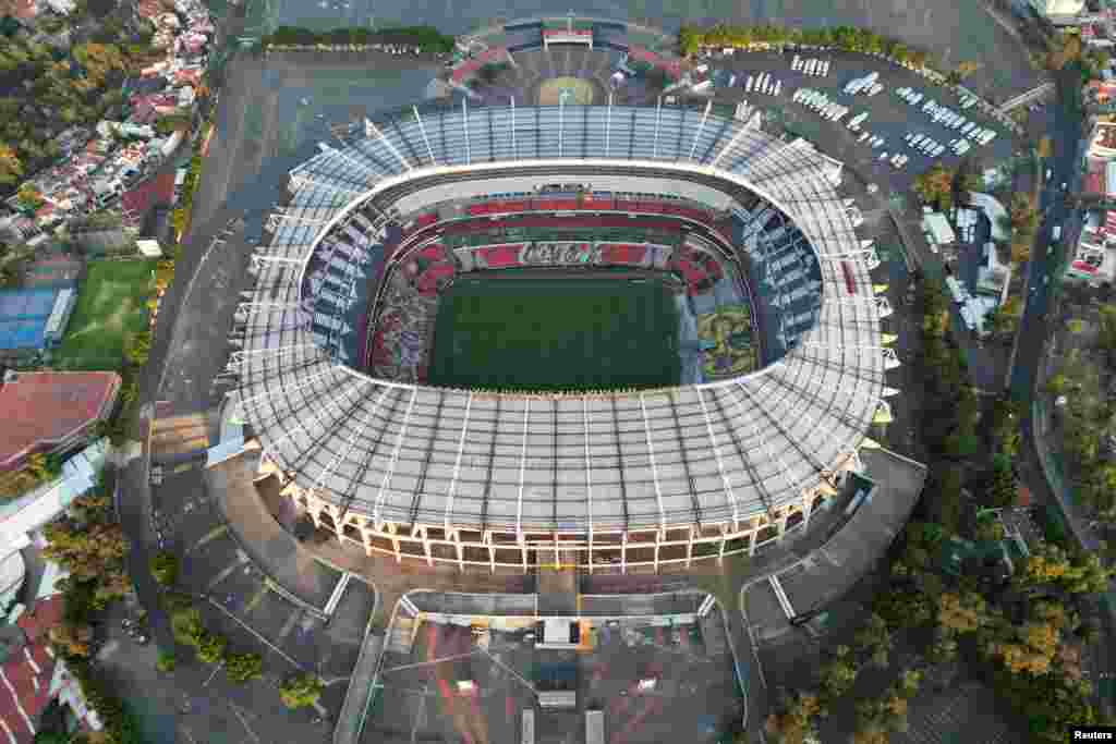 Azteca, მეხიკო, მექსიკა ამ სტადიონის სახელი უდიდეს სპორტულ მოგონებებთან ასოცირდება. 1970 წელს პელემ აქ ბრაზილიასთან ერთად თავისი მესამე და ბოლო მსოფლიო ჩემპიონობა მოიპოვა. 16 წლის შემდეგ კი დიეგო არმანდო მარადონამ დაუვიწყარი &bdquo;ღმერთის ხელი&ldquo; შექმნა. &bdquo;აცტეკა&ldquo; არის ერთადერთი სტადიონი, რომელიც მესამე მუნდიალს უმასპინძლებს.