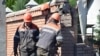 За словами Івана Федорова, без живлення залишаються лише окремі оселі, які зруйновані внаслідок обстрілів. Фото ілюстративне 