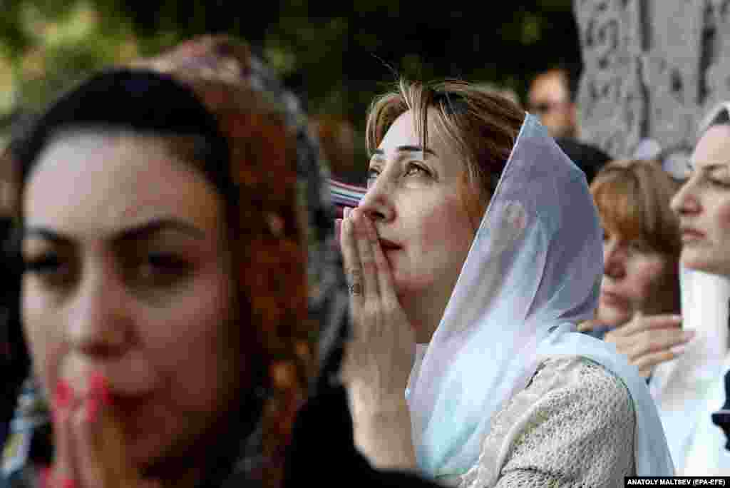 Armenci se mole u gradu Vagaršapat, Armenija, 1. oktobar. Armenija je obilježila nacionalni Dan molitve s Armencima širom svijeta uz mirne proteste uslijed raspada Nagorno-Karabaha, kojeg Armenci zovu Artsakh.