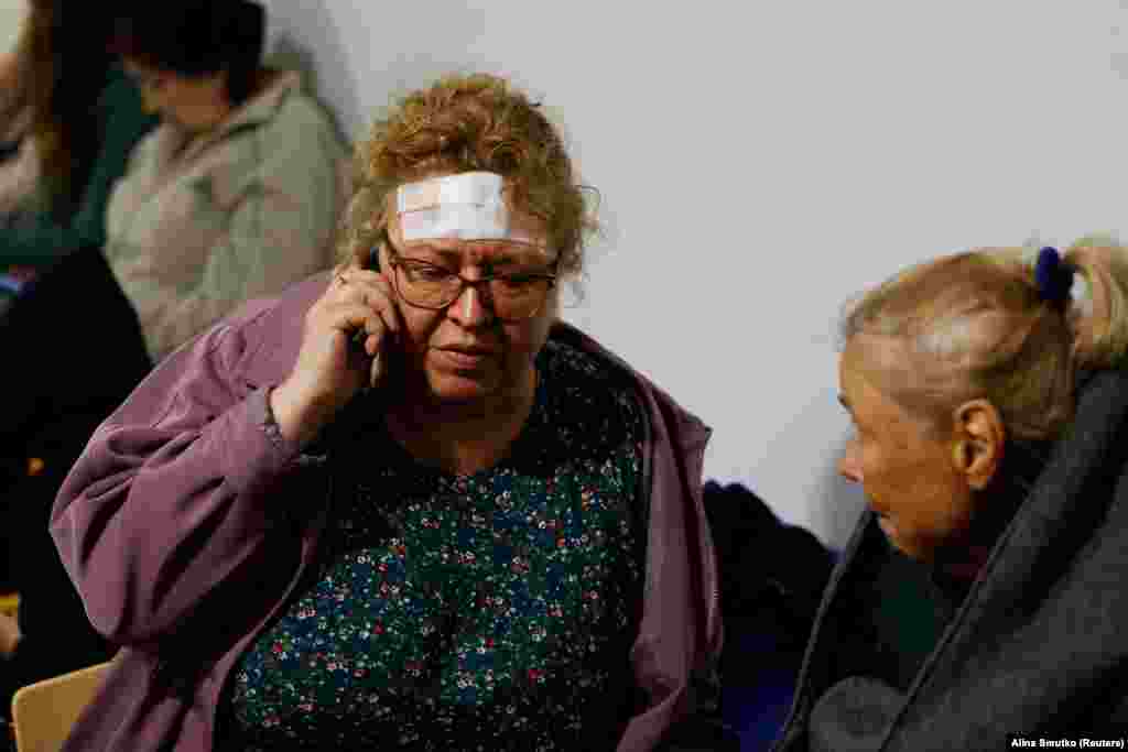 Povrijeđena žena na mjestu raketnog napada. Najmanje sedam osoba navodno je zarobljeno ispod ruševina, što je podstaklo napore u potrazi i spašavanju.