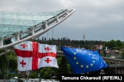 Ljudi drže zastave EU i Gruzije na mostu u Tbilisiju na dan nezavisnosti zemlje, 26. maja.