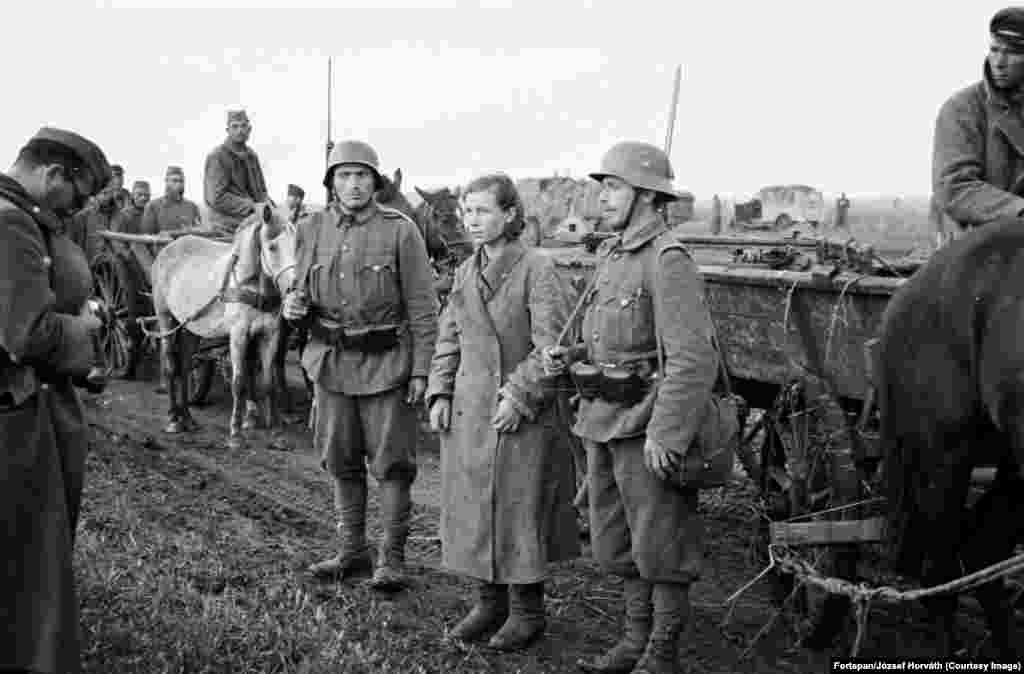 Mlada partizanka, nakon što su je zarobile sile Osovine na neindentifikovanoj lokaciji u današnjoj Ukrajini 1941.