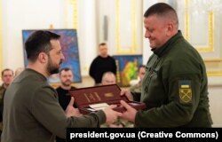 ვალერი ზალუჟნი (მარჯვნივ), უკრაინის ყოფილი უმაღლესი მთავარსარდალი, პოპულარულია უკრაინაში და შესაძლოა იყოს ზელენსკის კონკურენტი არჩევნებში.