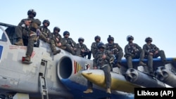 Ukrajinski piloti poziraju na avionu Su-25 ruske proizvodnje u bazi u istočnoj Ukrajini, 4. maja 2023. (Ilustracija)