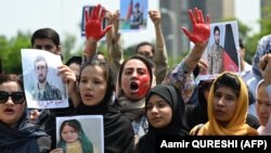 د اګست پر ۱۵مه،‌افغانان په اسلام اباد کې د مظاهرې په حال کې.