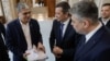 Fostul ministru de Finanțe Marcel Boloș (stânga) îi prezintă o serie de documente premierului Marcel Ciolacu, pe când cei doi erau colegi în Guvern. În centru e Sorin Grindeanu, actualul lider interimar al PSD. 