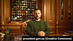 საახალწლო მიმართვაში პრეზიდენტმა ვოლოდიმირ ზელენსკიმ უკრაინელებს მოუწოდა, იცხოვრონ წესით - "ან მუშაობთ, ან იბრძვით". 