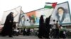 Iranka u Teheranu nosi palestinsku zastavu tokom skupa podrške Palestincima 13. oktobra 2023. 