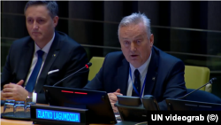 Predsjedavajući Predsjedništva BiH Denis Bećirović (lijevo) i ambasador BiH u UN Zlatko Lagumdžija (desno) tokom obraćanja u UN-u 19. aprila
