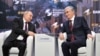 Қазақстан президенті Қасым-Жомарт Тоқаев (оң жақта) мен Ресей президенті Владимир Путин (сол жақта) Мәскеудегі Еуразиялық экономикалық форумда. 24 мамы 2023 жыл. 