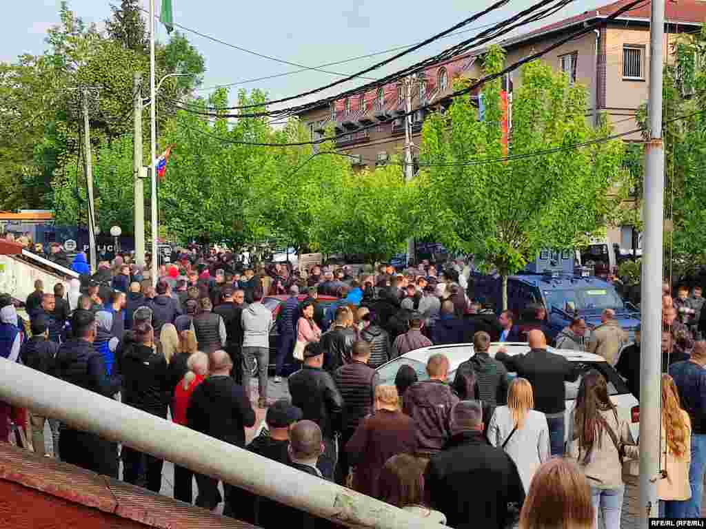 Kosovska policija ispalila je suzavac da rastjera okupljene u Zvečanu.