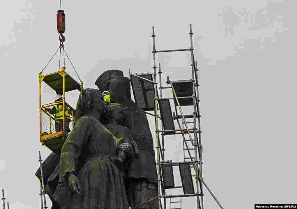 Рабочие, демонтирующий памятник. 13 декабря 2023 года. По сообщениям, после полного демонтажа детали памятника перевезут на неуказанный &laquo;государственный объект&raquo;, затем&nbsp;он будет вновь выставлен на всеобщее обозрение &nbsp;