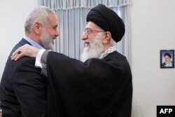 Ajatolah Ali Hamenei pozdravlja lidera Hamasa Ismaila Hanijeha (lijevo) tokom sastanka u Teheranu 2012. godine.