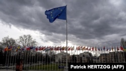 Zastave vijore ispred zgrade Vijeća Evrope u Strazburu, februar 2022.