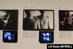 Fotografija naslovljena Homoseksualnost (u sredini) ograđena je na izložbi kako bi se spriječilo maloljetnicima da je vide, u skladu s vladinim zakonom o "zaštiti djece".