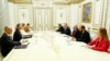 Jermenski premijer Nikol Pašinian razgovara s američkim kopredsedavajućim Minske grupe OEBS-a, 20. april 2023.