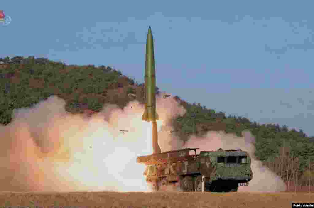 Архивное фото твердотопливной тактической баллистической ракеты KN-23, запускаемой во время учений в Северной Корее. Украина не уточнила, какие именно северокорейские ракеты, по ее мнению, использовались Россией, но аналитики считают, что это KN-23, которая внешне очень похожа на российский &laquo;Искандер&raquo;, а также на ракеты KN-24, явную копию американской ракеты ATACMS