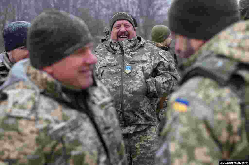 Украинский солдат, принимавший участие в защите Киева, смеется во время церемонии. &laquo;Конечно, нам бы хотелось больше ракет для Patriot и самих этих систем&raquo;, &mdash; сказал Наев, имея в виду более крупные зенитно-ракетные комплексы, поставленные США, которые, по утверждению Киева, использовались, чтобы сбить 10 гиперзвуковых баллистических ракет &laquo;Кинжал&raquo; во время атаки 2 января