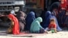 Žene i djeca iz Afganistana sjede u registracionom centru nakon što su se vratili iz Pakistana u provinciju Kandahar u Afganistan, 28. novembra 2023. 