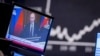 Рускиот претседател Владимир Путин на монитор во берзата во Франкфурт, Германија, 25 февруари 2022 година.