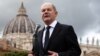 Njemački kancelar Olaf Scholz govori na konferenciji za novinare, nakon sastanka s papom Franjom u Vatikanu, u Rimu, Italija, 2. marta 2024. 
