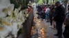 Građani ostavljaju cveće i sveće ispred beogradske škole "Vladislav Ribnikar" dan nakon masovne pucnjave u kojoj su poginuli đaci i radnik obezbeđenja, 4.5.2023.