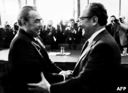 საბჭოთა ლიდერი ლეონიდ ბრეჟნევი ხვდება კისინჯერს მოსკოვში 1974 წლის 25 მარტს.
