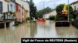 Spasioci odvode ljude na sigurno tokom operacija spašavanja u Forliju u Italiji nakon poplava koje su pogodile italijansku sjevernu regiju Emilia-Romagna, 17. maj 2023. 