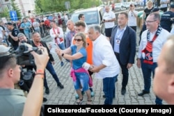 Viktor Orban se fotografiše s navijačima u Miercurea Ciuc prije fudbalske utakmice između reprezentacije Mađarske i odabrane ekipe do 18 godina iz Sekeljija.