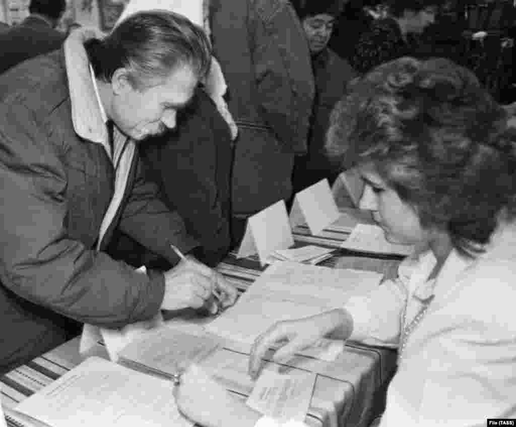 Lukjanenko se prijavljuje da bi dao svoj glas. &nbsp;