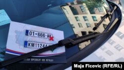 Leci u Severnoj Mitrovici protiv odluke Kosova u vezi sa automobilskim tablicama, 1. septembra 2022.