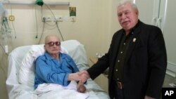 Лех Валенса посещает Войцеха Ярузельского в больничной палате 
