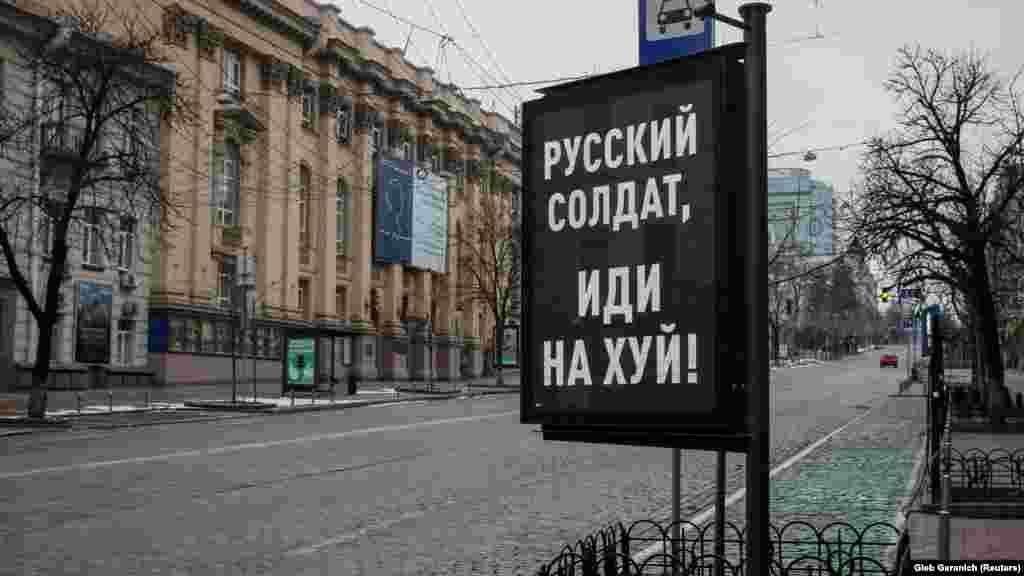 Kijev, 1. marta i 24. avgusta. "Ruski vojniče, je** se!" piše na plakatu 1. marta. U avgustu je bio plakat sa članom hitne pomoći.