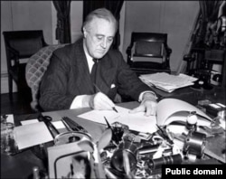 ფრანკლინ რუზველტ ხელს აწერს Lend-Lease-ის კანონს, 1941 წ.