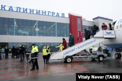 Putnici se iskrcavaju iz aviona Boeing 737-800 aviokompanije Pobeda na aerodromu Hrabrovo u Kalinjingradu, Rusija.