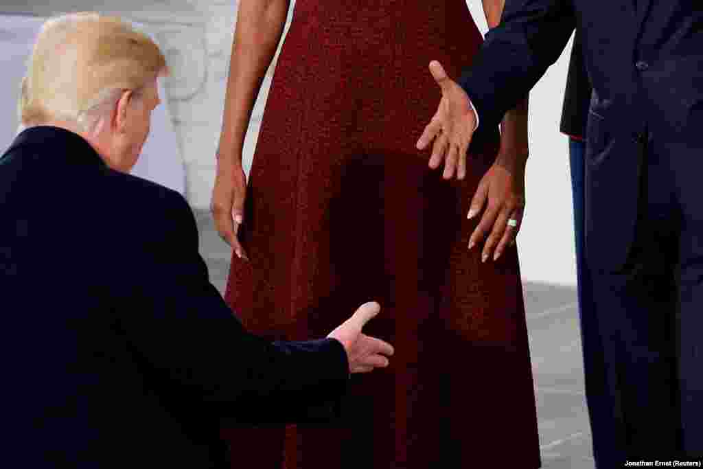 Predsednik SAD Barak Obama pruža ruku njegvom izabranom nasledniku Donaldu Trampu koji je sa suprugom Melanijom došao u Belu kuću u Vašingtonu na čaj, pred inauguraciju, 20. januar 2017. (Reuters/Jonathan Ernst) &nbsp;