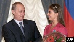 2008-nji ýylda “Moskowskiý Korrespondent” gazeti Putiniň öz ýan ýoldaşy bilen aýrylyşyp, olimpiýa oýunlarynda gimnastikada altyn medal alan Alina Kabaýewa (sagda) öýlenjekdigini öňe sürüpdi.