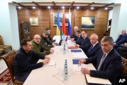 Ukrajinski i ruski pregovarači na sastanku u šumi Belaveža u Belorusiji 7. marta 2022.