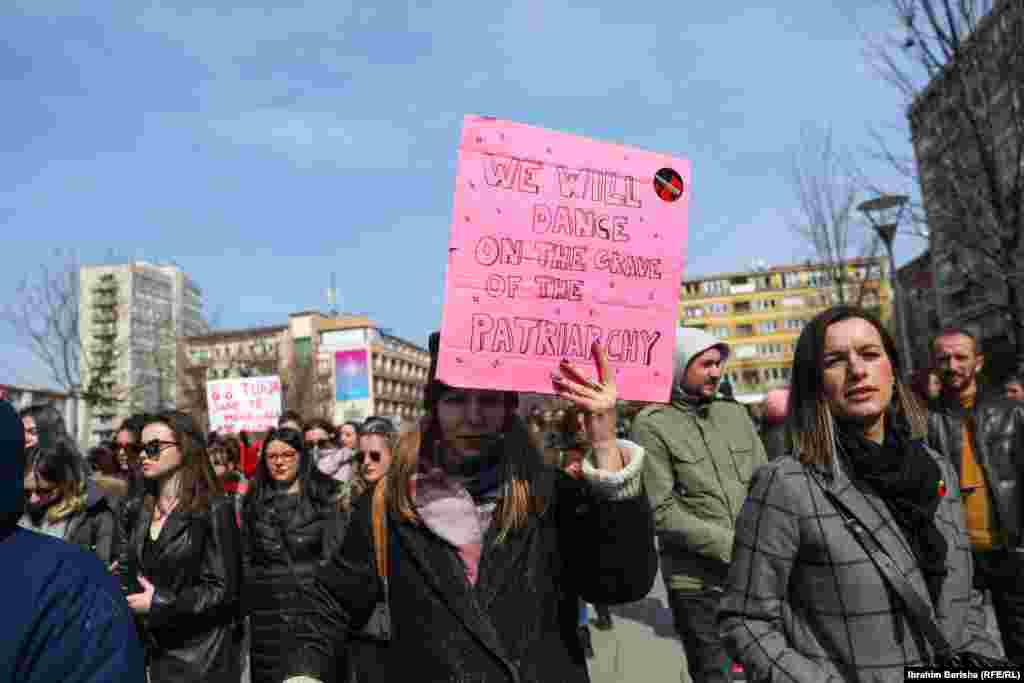 &quot;Dole patrijarhat&quot; jedan je od slogana koji su uzvikivali učesnici protesta u Prištini 8. marta 2022. godine.