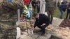 Zoran Milanović pali lampion na svečanosti u Livnu na zapadu BiH, 23. april 2022.