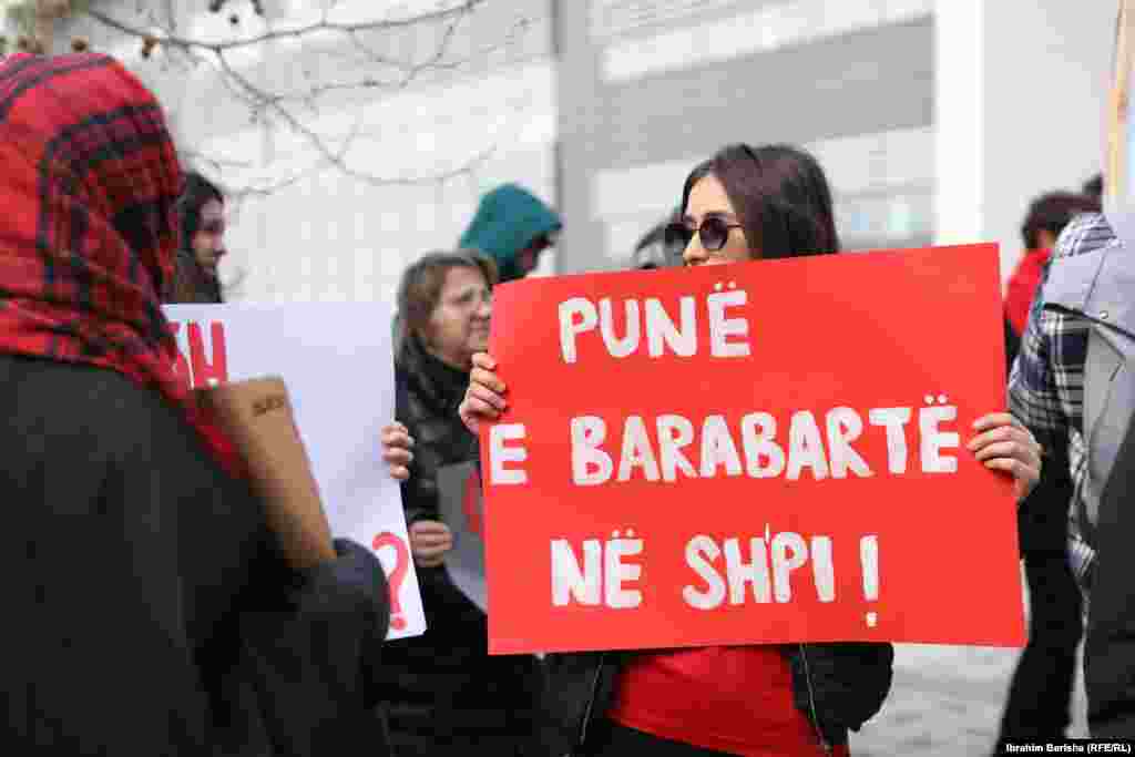 &quot;Jednak posao kod kuće&quot;, piše na bilbordu. Demonstranti su tražili da se žene tretiraju ravnopravno, a ne, kako su rekli, &quot;građani drugog reda i muškarci zarobljenici&quot;.