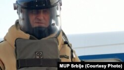 Provera kontradiverzionog tima MUP-a Srbije, na aerodromu u Beogradu, nakon lažne dojave o bombi, 11. marta 2022. godine. 