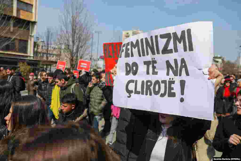 &quot;Feminizam će nas osloboditi&quot;, piše na panelu ove žene koja je učestvovala na protestu organizovanom 8. marta u Prištini.