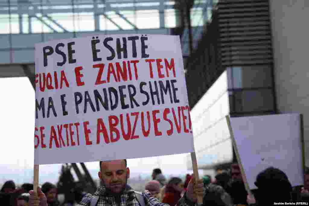 Učesnik protesta organizovanog u Prištini 8. marta, drži panel na kome piše &quot;Zašto je moć mog glasa nepoštenija od dela nasilnika?&quot;.