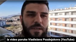Vladislav Podznjakov, lice u Rusiji zabranjene organizacije zbog zagovaranja muške dominacije nad ženama, u video objavi iz Podgorice obavještava da se smjestio u glavnom gradu Crne Gore. (mart 2022.)